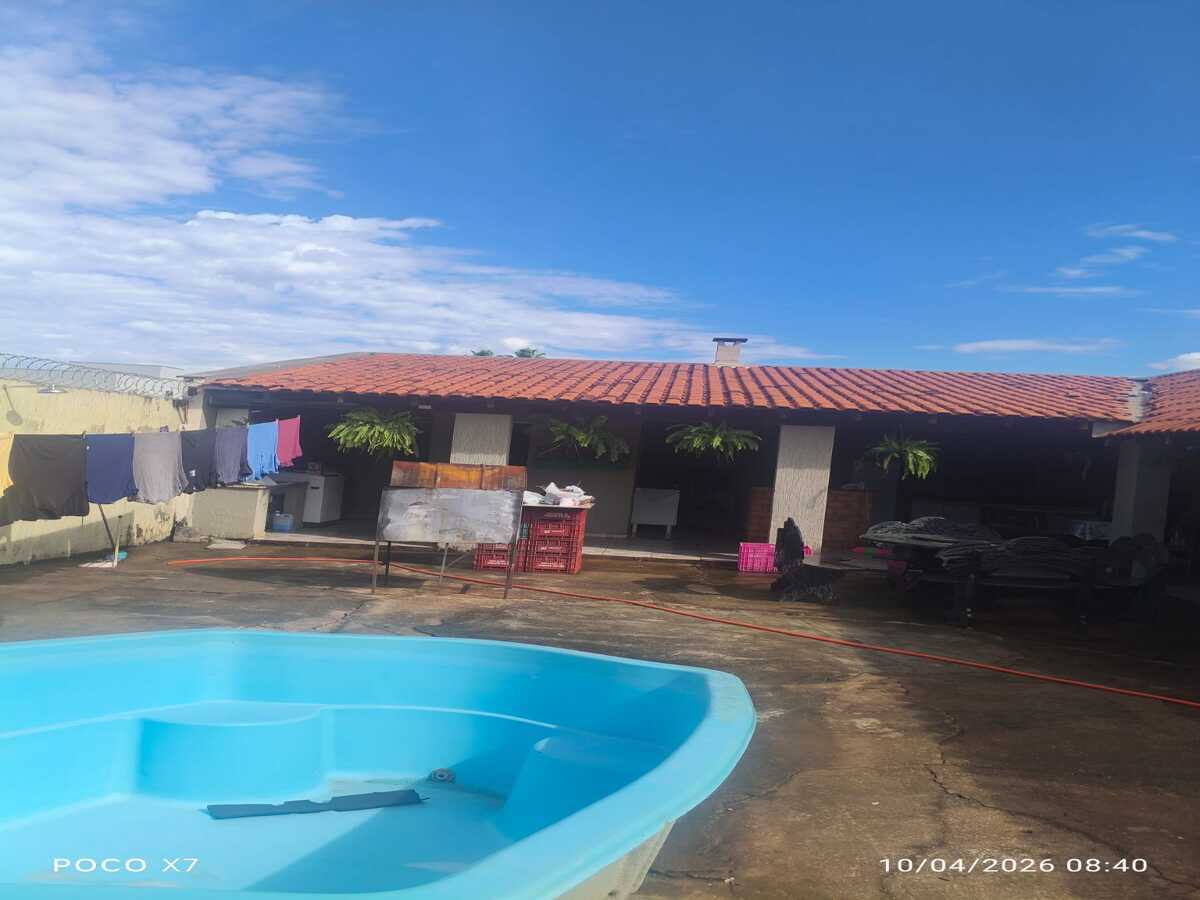 Visão da piscina da casa