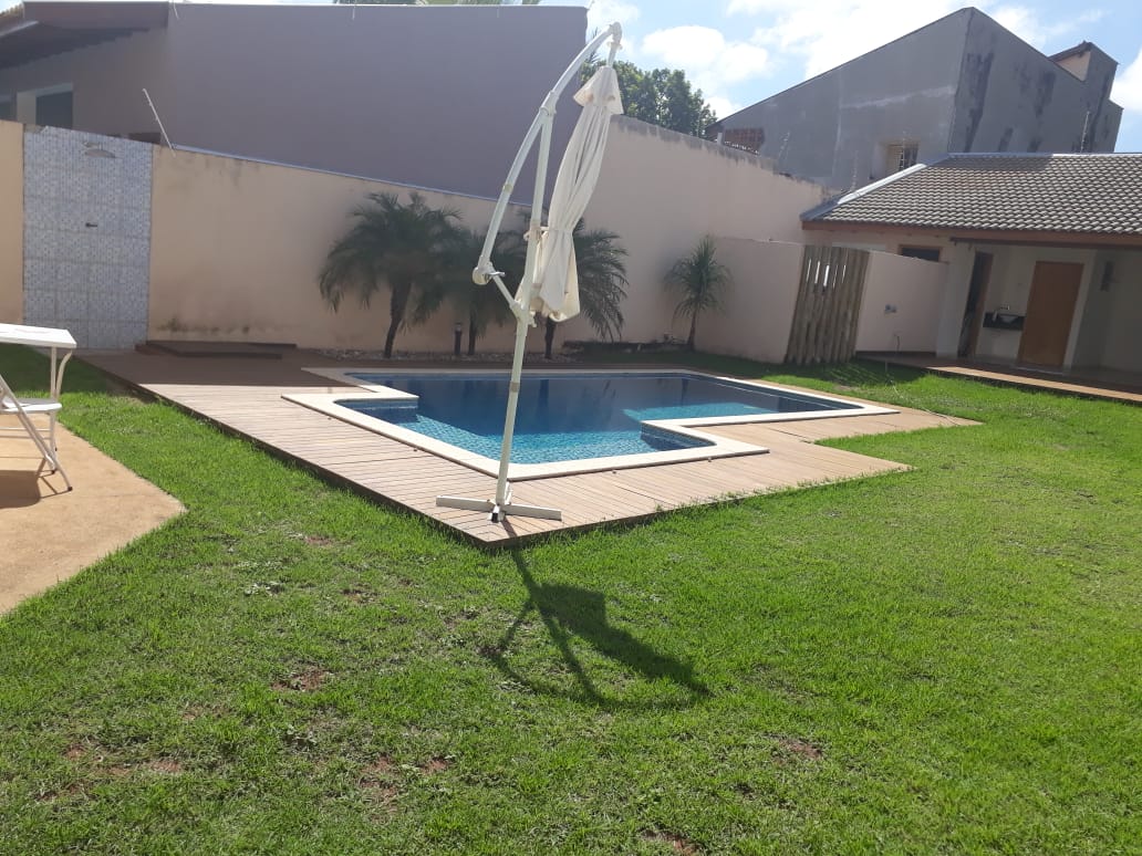 Visão da piscina da casa